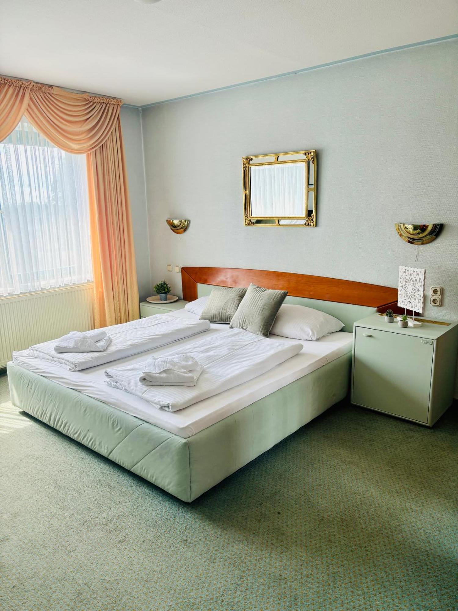 Themenhotel Rehlein 塔勒 外观 照片